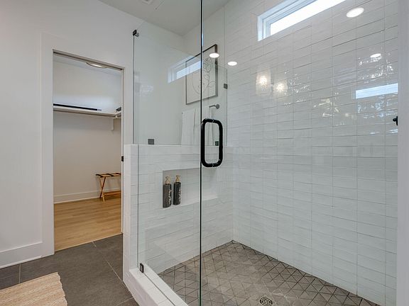 5th image of 921 13th Ave S