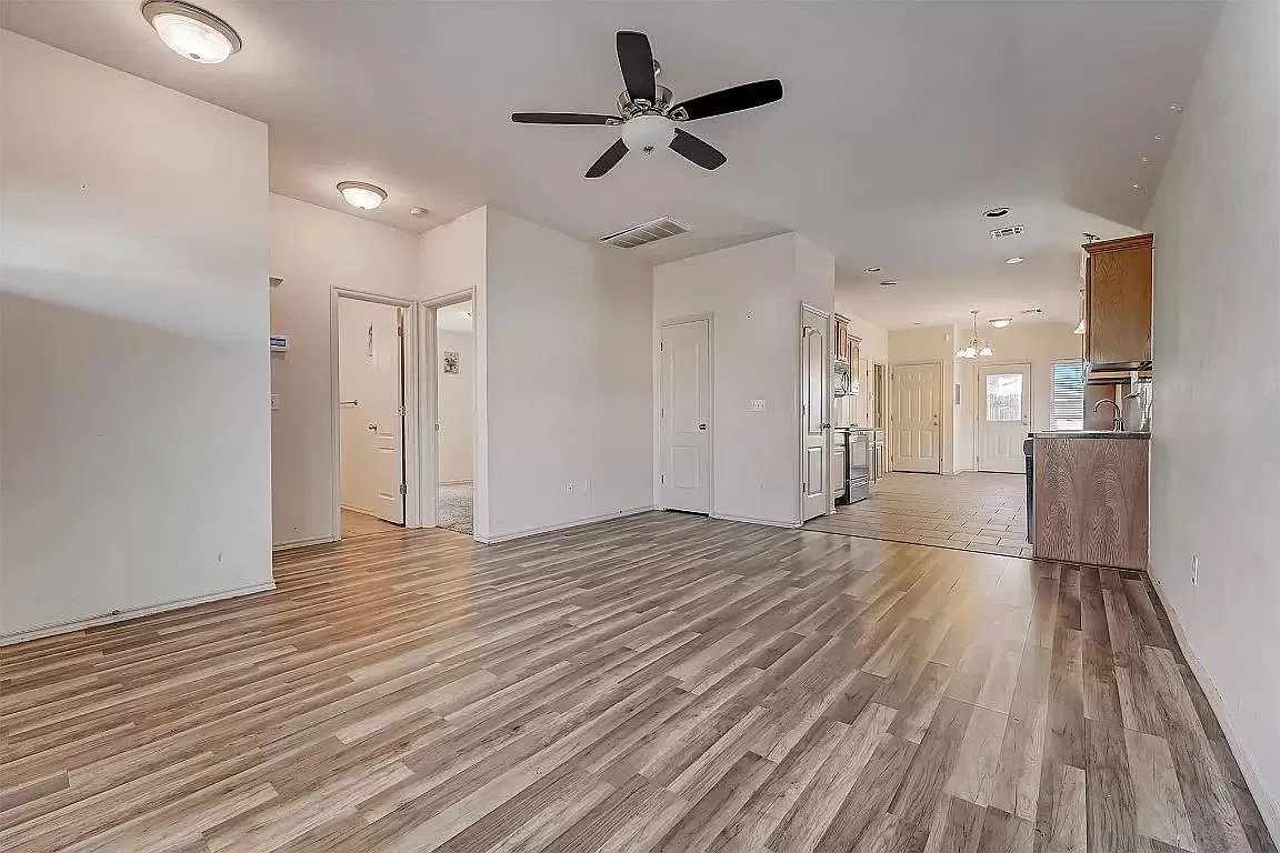 3 bed, 1211 sqft, $1,350 — Photo 3