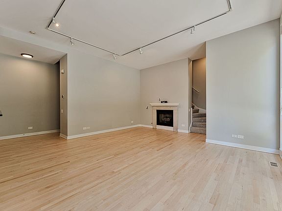 5th image of 310 N Des Plaines St #A