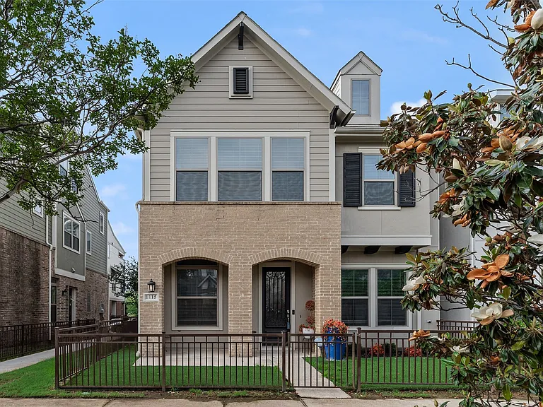 1115 Manacor Ln — Photo 2