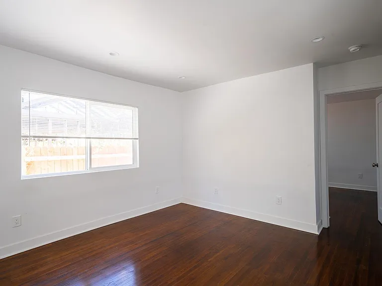 2325 1/2 S Sycamore Ave — Photo 5