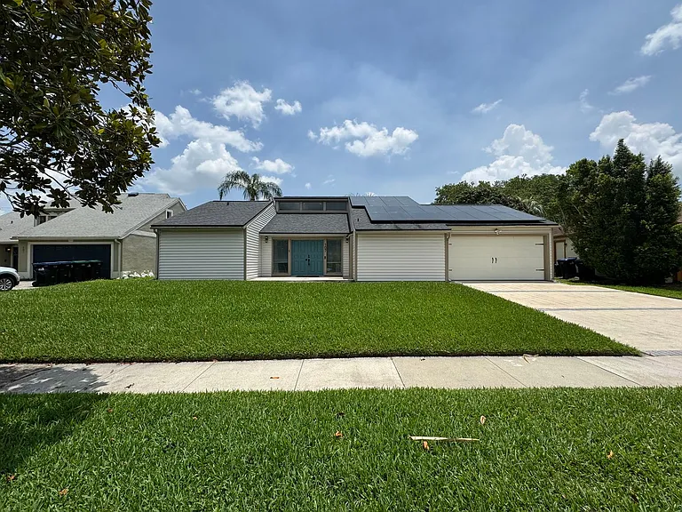 107 S Deerwood Ave — Photo 1