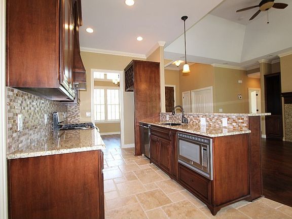 5th image of 380 Summercrest Ct