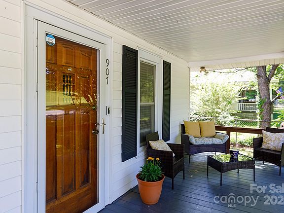 5th image of 907 Woodlawn Ave