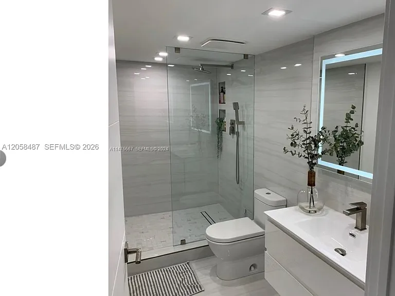2555 Collins Ave #1906 — Photo 2