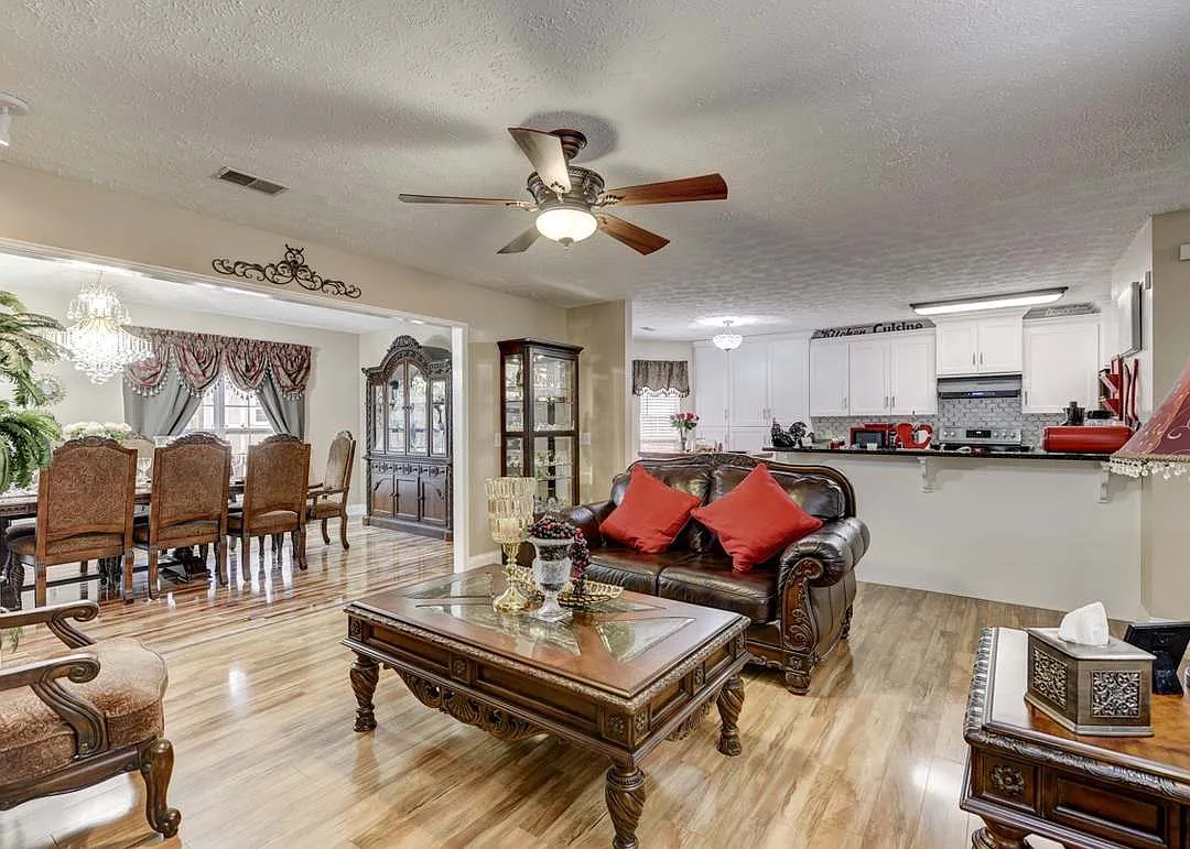 4 bed, 2.5 bath, 2138 sqft, $2,700 — Photo 4