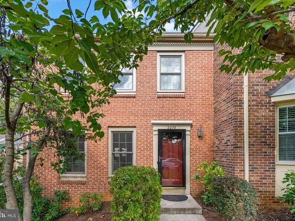 2273 Idylwood Station Ln, Falls Church, VA 22043