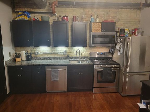 Kitchen - Granite Countertops & Stainless Steel Appliances