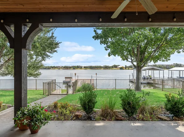 828 W Waterpoint Ct, Granbury, TX 76048