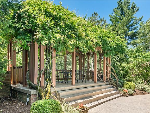4th image of 1609 Blackburn Heights Dr