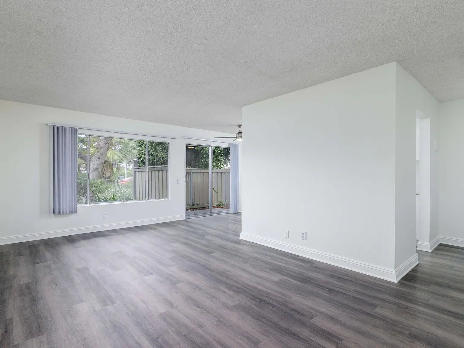 Casitas Oxnard Apartments — Photo 3