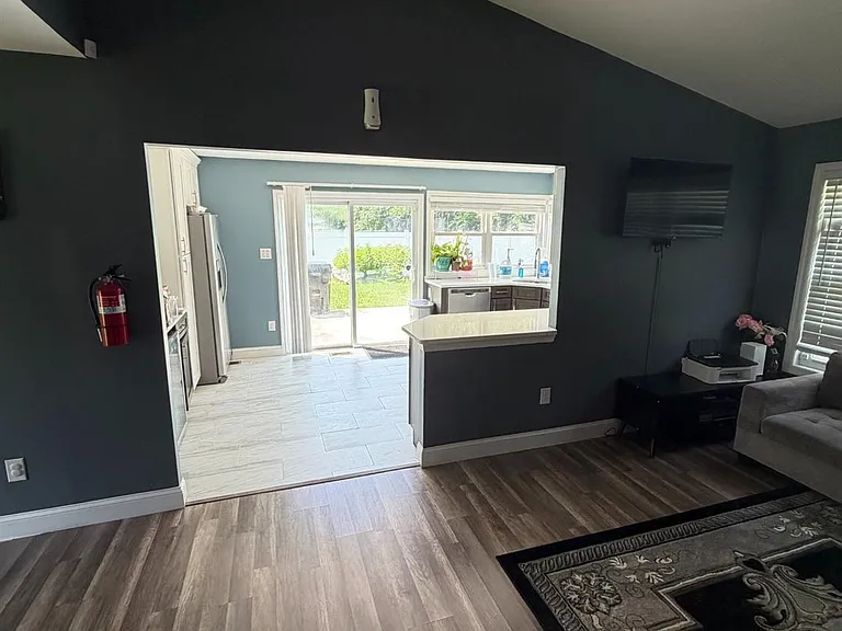 4 Patricia Ln — Photo 5