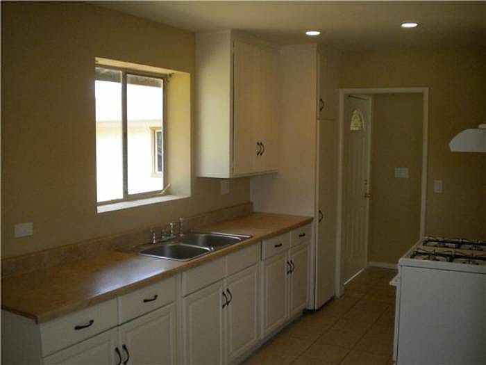 2nd image of 1127 E Mission Ave