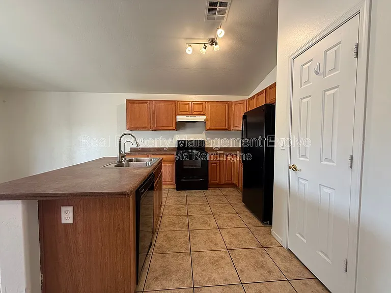 1225 W Shumway Farm Rd — Photo 7
