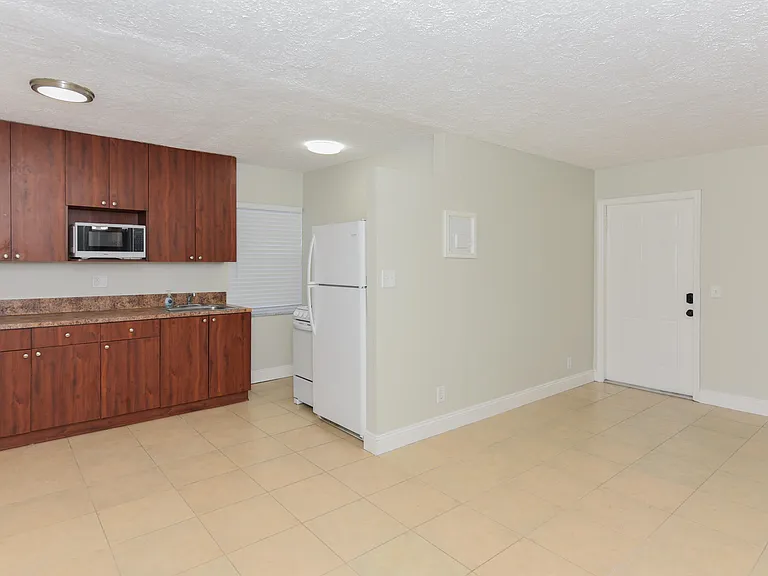 605 N Federal Hwy #8 — Photo 5