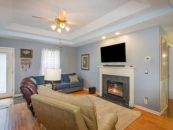 3rd image of 704 Silver Springs Dr
