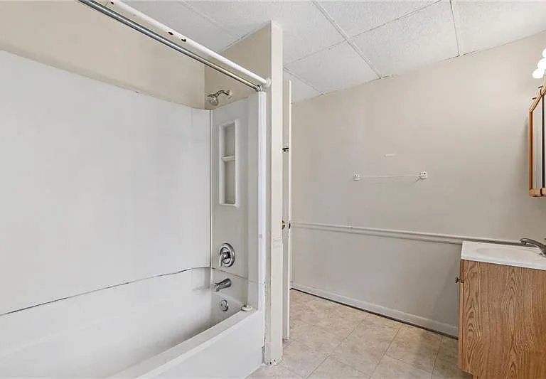 209 E Meyers St — Photo 9