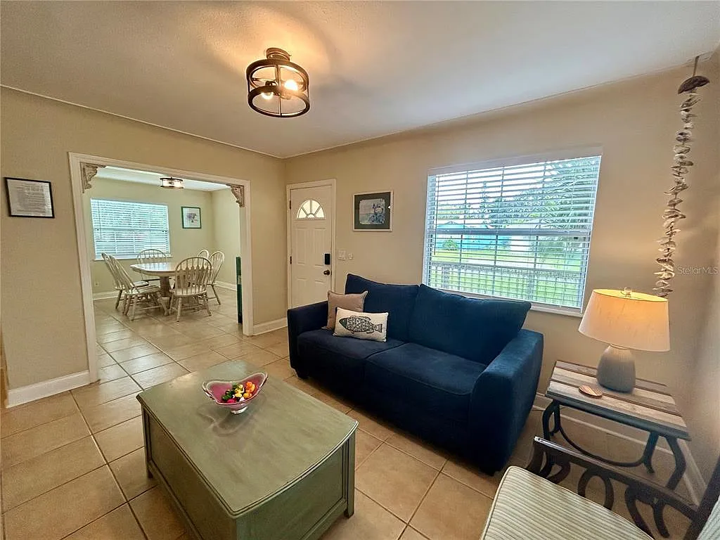 3 bed, 2.0 bath, 1289 sqft, $3,000 — Photo 4