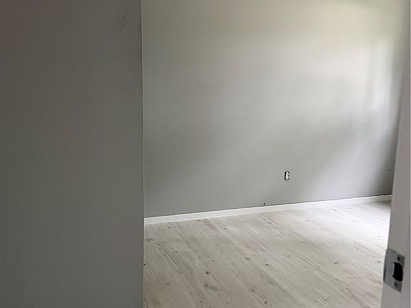5th image of 761 W Shore Blvd