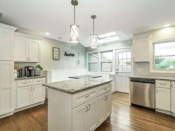 5th image of 20 Newtown Ln