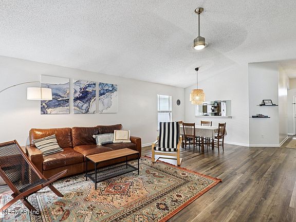 3rd image of 6107 ALPENROSE Avenue