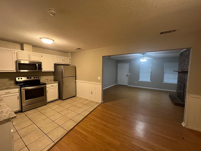 812 Robin Hood Trl — Photo 7