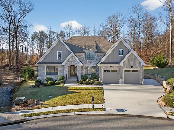 3rd image of 404 Canyon Springs Dr