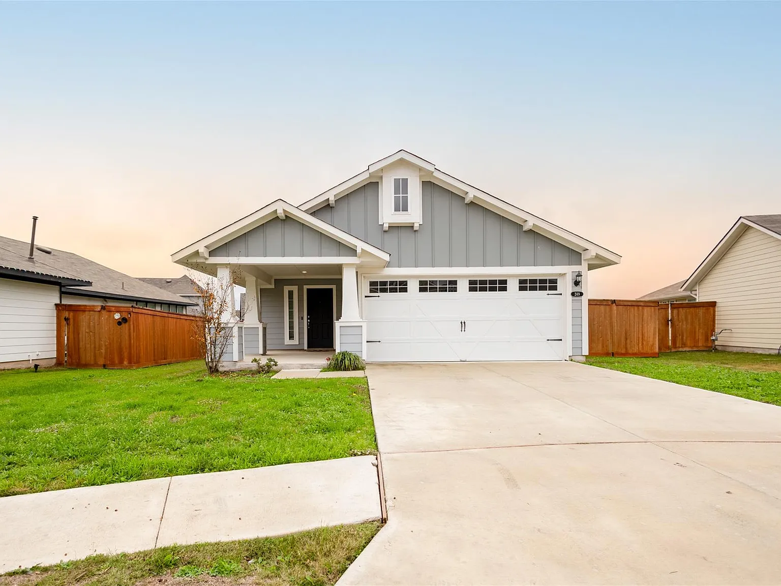 3 bed, 2.0 bath, 1462 sqft, $2,000 — Photo 2