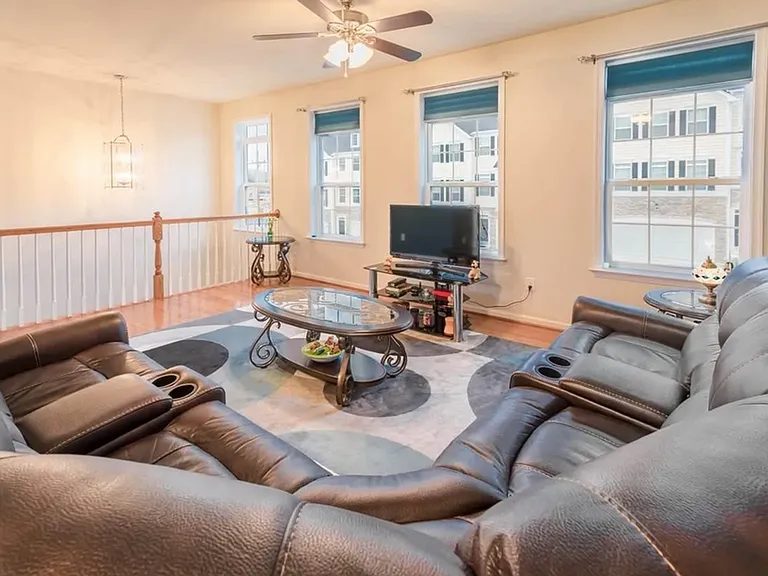 3910 Sun Way — Photo 4
