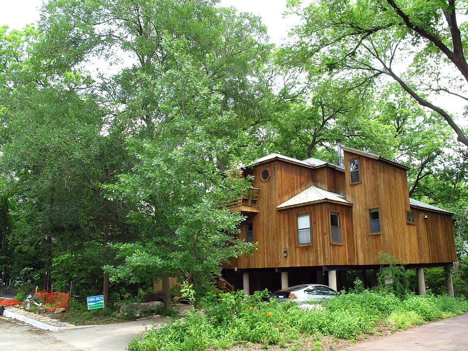 Treehouse showing carport