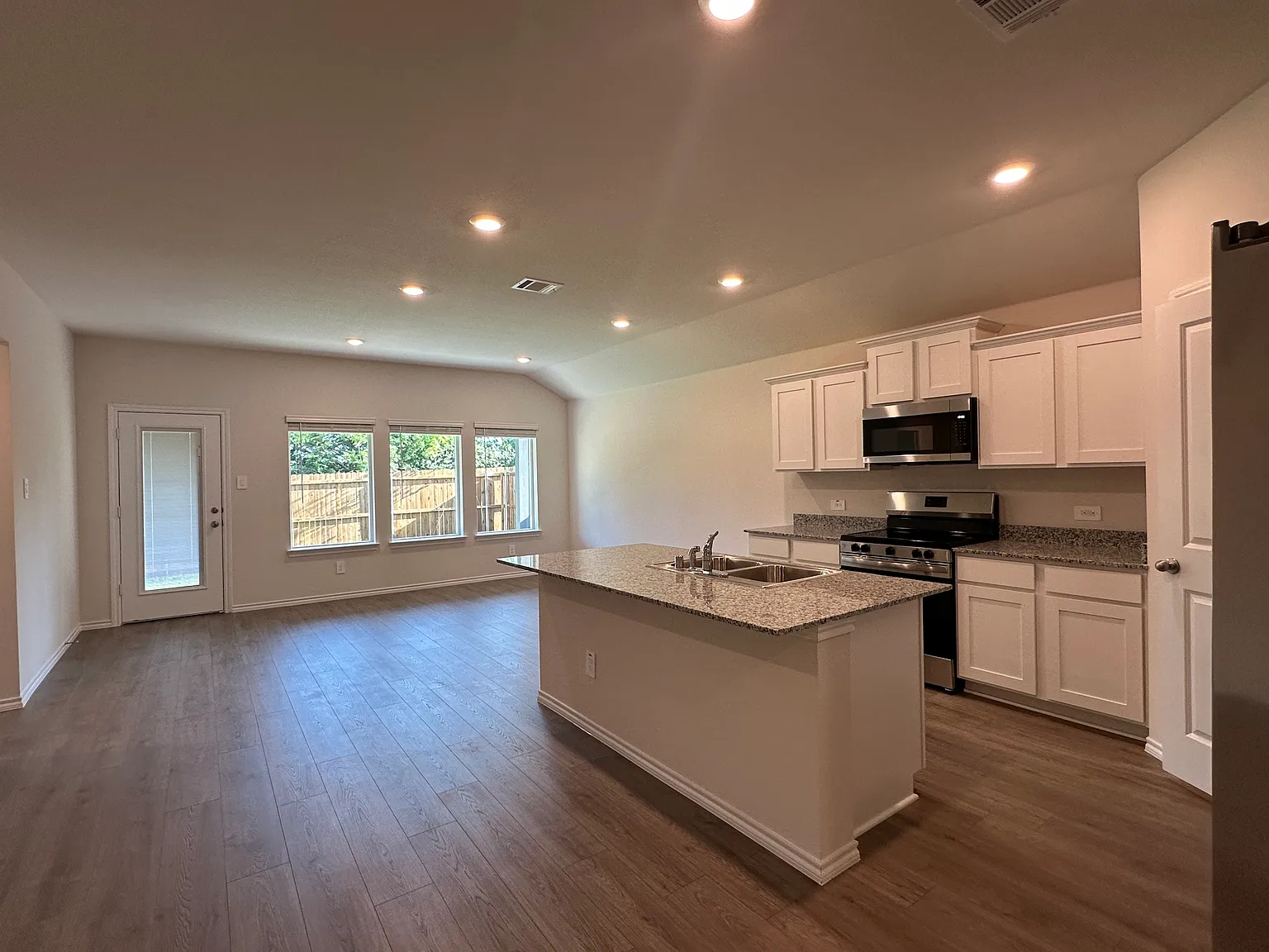 4 bed, 1727 sqft, $1,900 — Photo 2