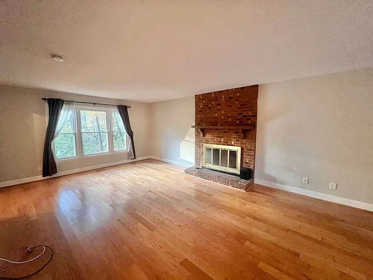 7504 Post Oak Rd — Photo 4
