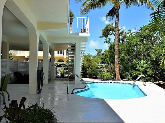 2nd image of 313 Calzada De Bougainville