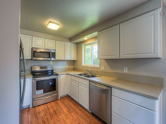 4th image of 221 SE 148th Ave