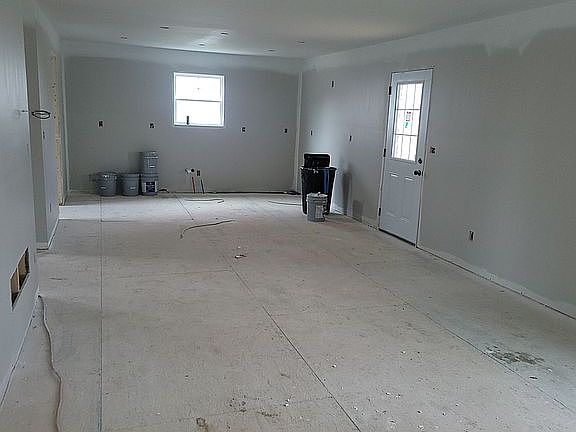 5th image of 389 Williamsburg Dr