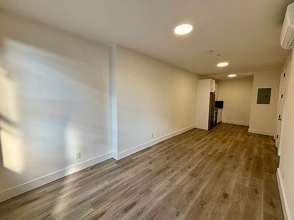 4th image of 902 Rogers Ave #2R