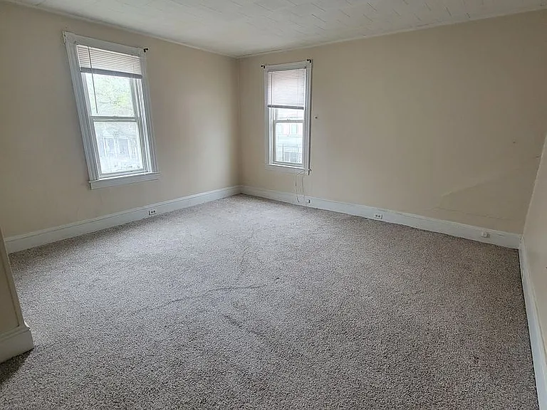 646 W Walnut St — Photo 5