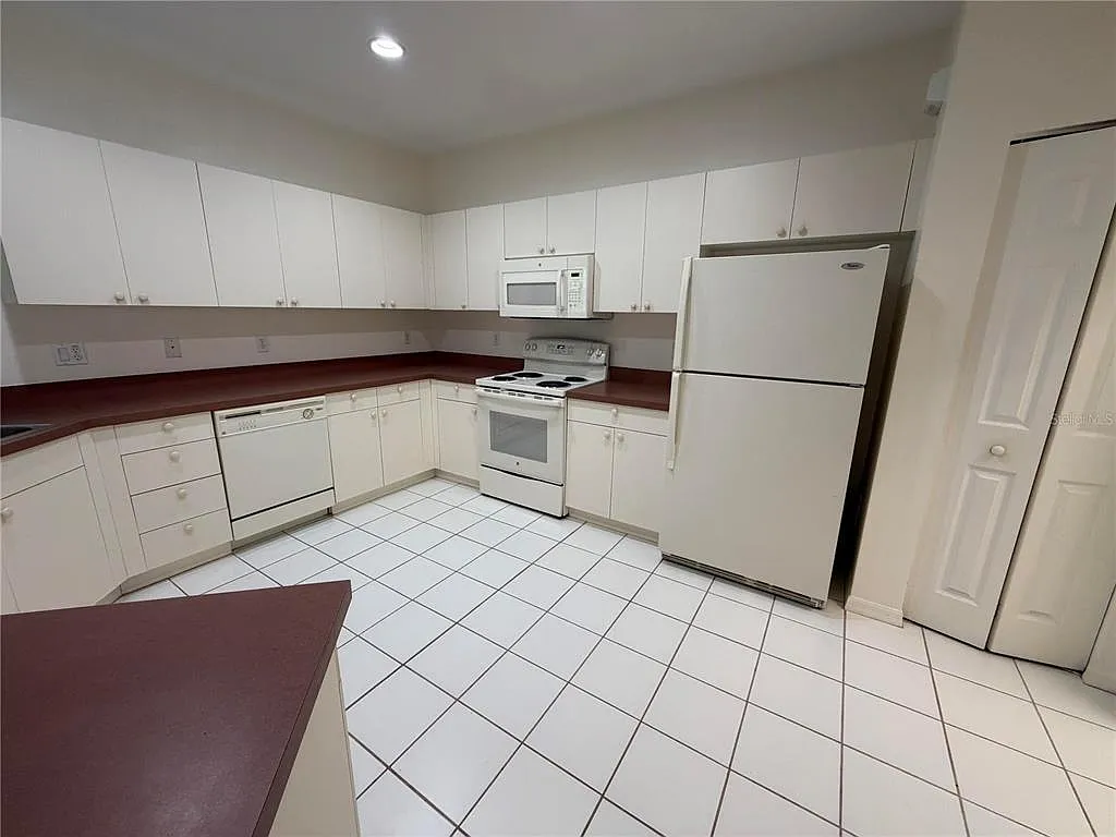 3 bed, 2.0 bath, 1357 sqft, $2,395 — Photo 4