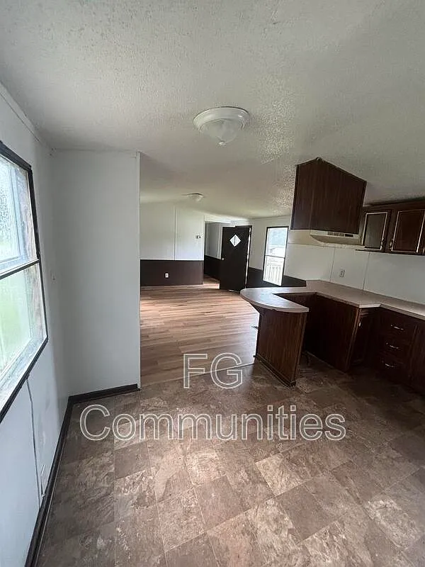 3 bed, 2.0 bath, $995 — Photo 3