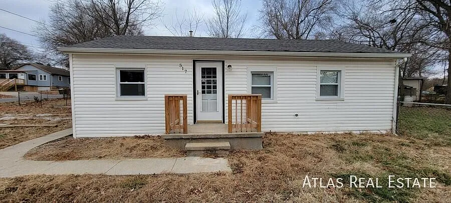 Coming Soon: Affordable, cozy, updated Bungalow waiting on you! — Photo 2