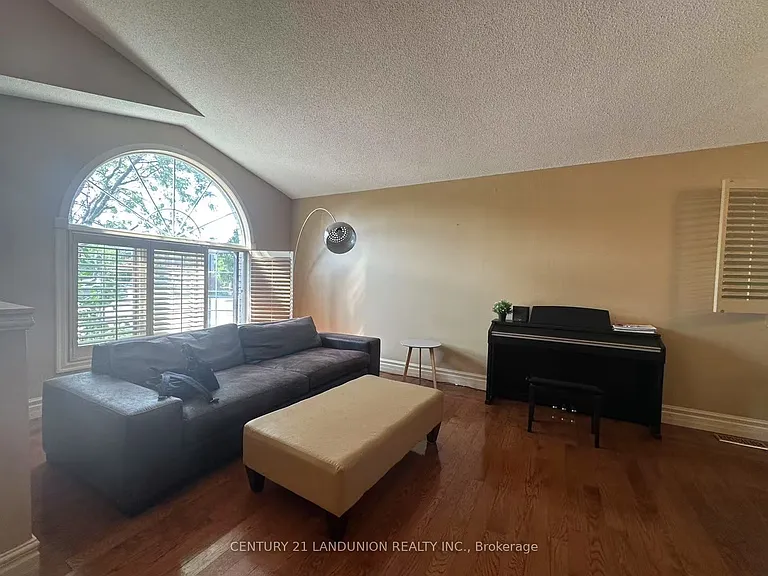 104 Hepburn Cres — Photo 3
