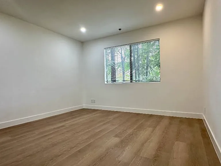21826 Saticoy St — Photo 3