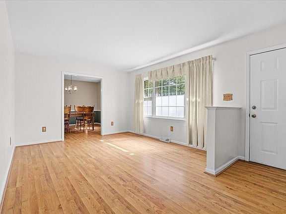 5th image of 59 Silverbirch Dr