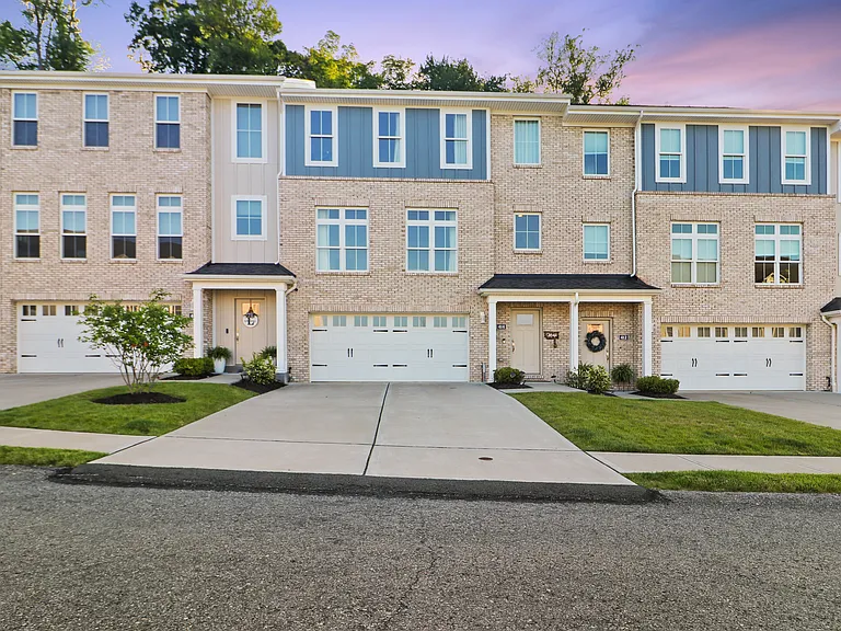 414 Walnut Ct — Photo 2