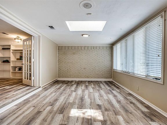 3rd image of 2804 Bowling Green Cir