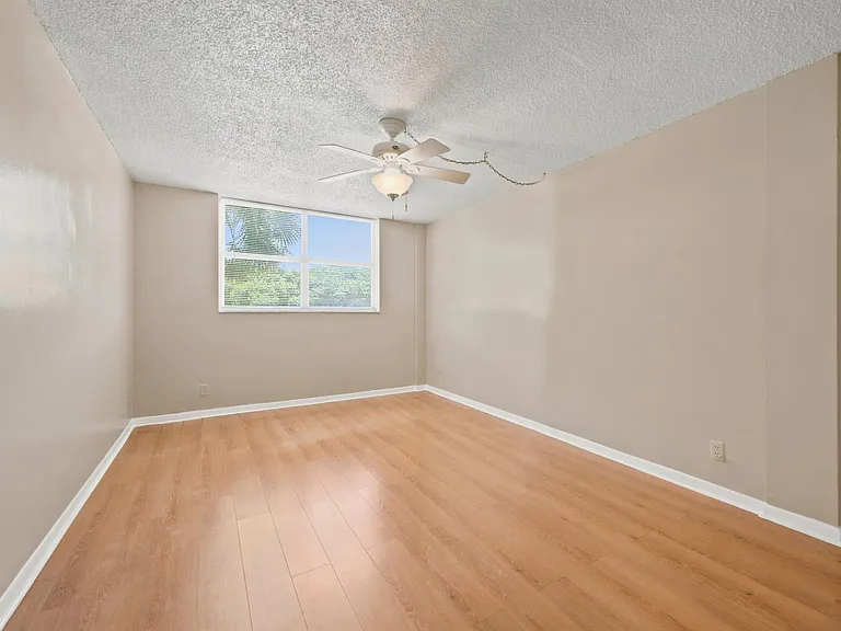 500 Executive Center Dr #2M — Photo 11