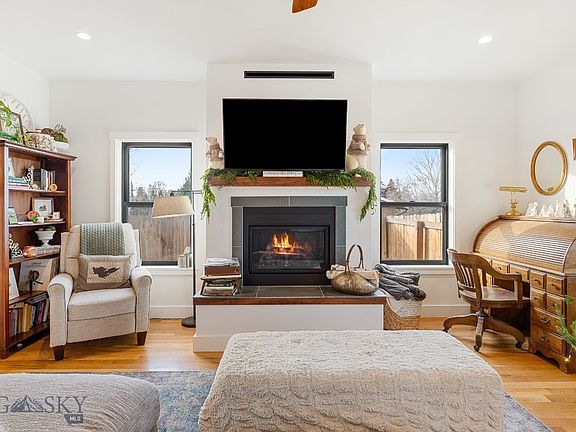 5th image of 607 E Elm St