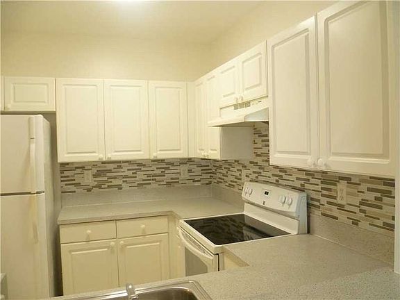 3rd image of 1300 NE 109th St APT 303