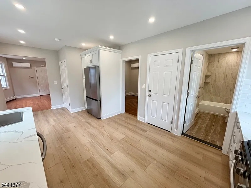 3 bed, 1.0 bath, 935 sqft, $3,600 — Photo 4