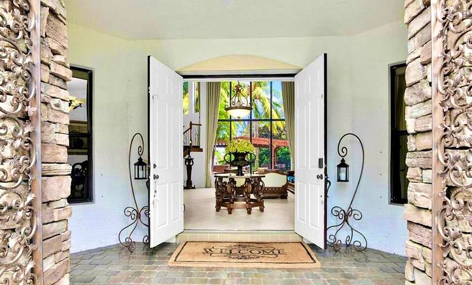 1st image of 10703 Versailles Blvd